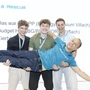 Hannes Dengg, Simon Brenner und Timon Pesendorfer mit ihrem Informatiklehrer Stefan Otti
