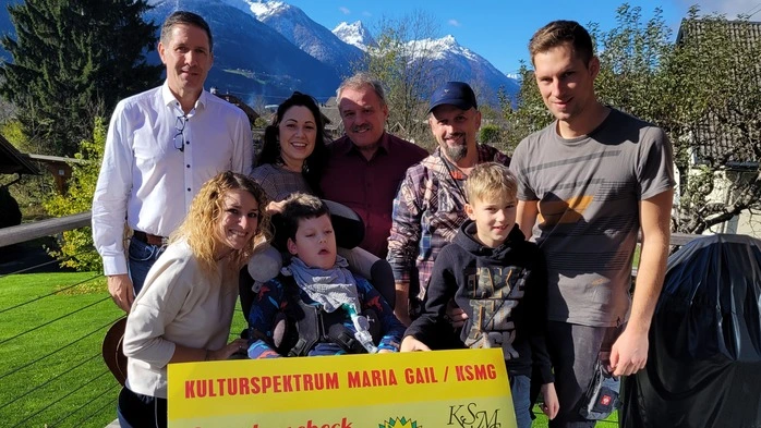 Freude bei der Theatergruppe und den Spendenempfängern