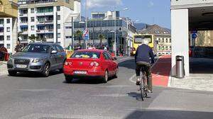 Stadtauswärts haben Radfahrer einen eigenen Streifen