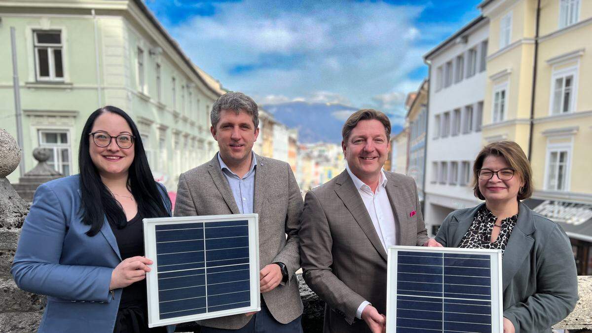 Bürgermeister Günther Albel und Vizebürgermeisterin Katholnig (beide SPÖ) mit dem zuständigen Team aus dem Magistrat