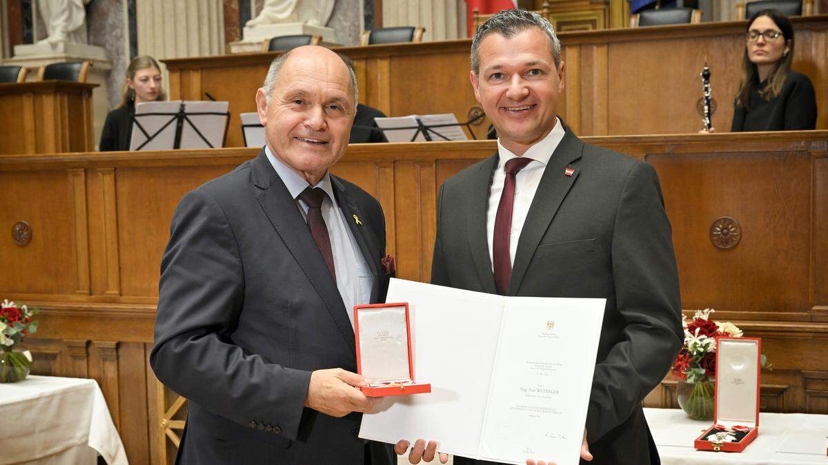 Nationalratspräsident Wolfgang Sobotka (ÖVP) übergab die Auszeichnung an Peter Weidinger im Parlament 