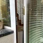 Über diese Balkontüre sind die Täter in die Wohnung gelangt