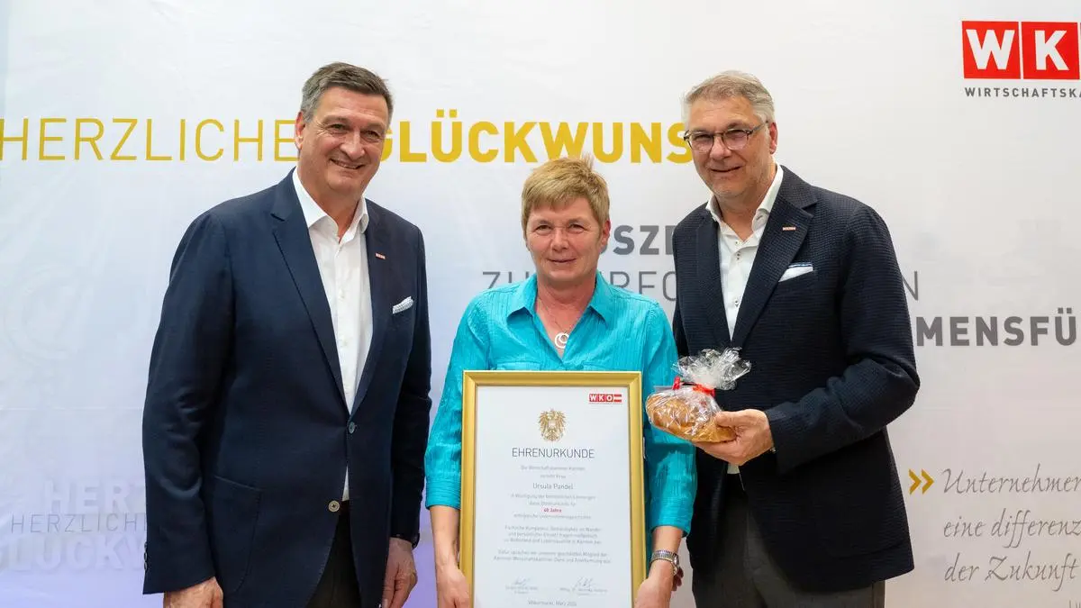 Ursula Pandel mit Jürgen Mandl, Präsident der Wirtschaftskammer und Rudolf Bredschneider, Bezirksstellenobmann der Wirtschaftskammer