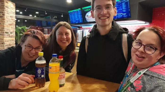 Die Zablatnik-Schwestern mit Volontären