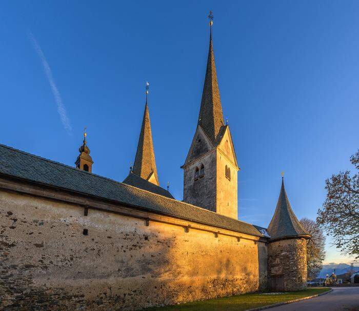 Die Pfarrkirche Hl. Martin in Diex mit Wehrmauer 