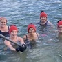 Begeisterte Eisschwimmerinnen: Hannelore Jamnig, Victoria Petschnig, Burgi Strauß, Obfrau Maria Pressl und Brigitte Ponzer (von links)