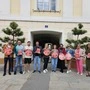 Zehn Unternehmerinnen und Unternehmer stehen mit Werbeplakaten vor dem Völkermarkter Rathaus