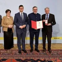 Verleihung von Ehrenzeichen und Berufstiteln an verdiente Kärntner Persönlichkeiten: Landesrat Daniel Fellner, Landesrätin Beate Prettner, Landeshauptmann-Stellvertreter Martin Gruber, Markus Hudobnik, Landeshauptmann Peter Kaiser
