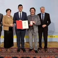 Verleihung von Ehrenzeichen und Berufstiteln an verdiente Kärntner Persönlichkeiten: Landesrat Daniel Fellner, Landesrätin Beate Prettner, Landeshauptmann-Stellvertreter Martin Gruber, Peter Karpf,  Landeshauptmann Peter Kaiser