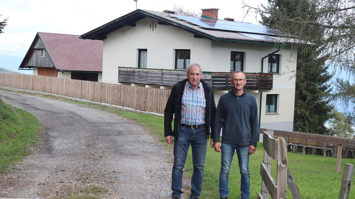 Obmann Johann Graßler und Vorstandsmitglied Robert Theuermann vor der Lammingerhütte