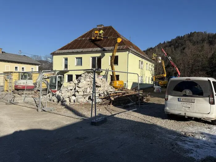 Das alte Gemeindeamt wird gerade abgerissen