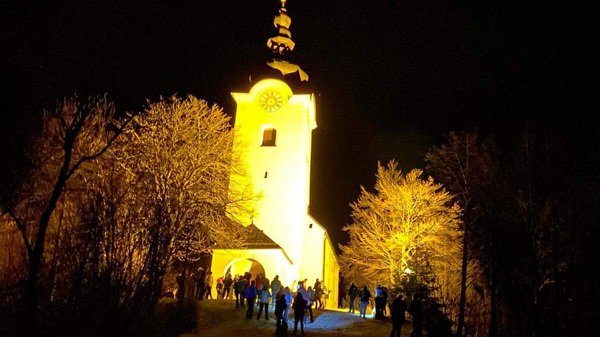 Der Drei-Berge-Lauf startet mit der Mitternachtsmesse in der Kirche auf dem Lisnaberg