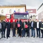 Vertreter von Gemeinde, Land und Feuerwehr stehen in einer Reihe vor dem gespendeten Feuerwehrauto