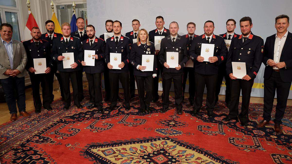 Landtagsabgeordneter Hannes Mak und Landesrat Daniel Fellner mit der FF St. Peter am Wallersberg