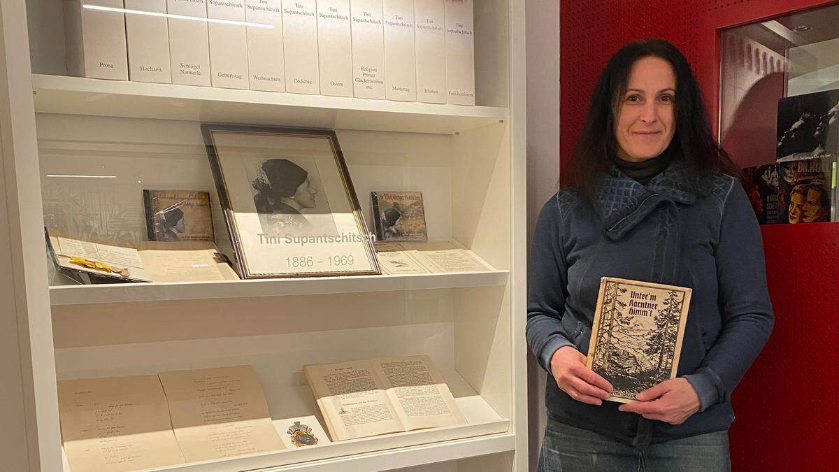 Stadtführerin und Museumsguide Sonja Bachhiesl vor dem Schaukasten über Heimatdichterin Tini Supantschitsch
