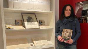 Stadtführerin und Museumsguide Sonja Bachhiesl vor dem Schaukasten über Heimatdichterin Tini Supantschitsch