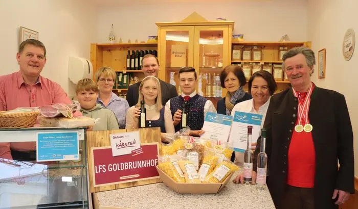 Von links: Gerald mit Sandra und Mathias Kanzian, Laura Lippnig und Matthias Kainz vom Goldbrunnhof mit Direktorin Elfriede Dornan, Michaela Kolier und Gerhard Karisch, dahinter Stefan Jernej 