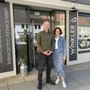 Goldschmied Daniel Winkler und seine Frau Katrin Winkler-Jandl stehen vor ihrem Geschäft am Völkermarkter Hauptplatz