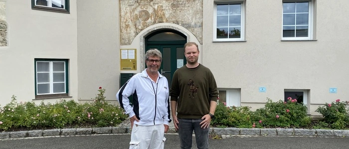 Die Mediziner Harald Scheicher und sein Sohn Nils Winberg stehen vor der Ordination in Völkermarkt | Harald Scheicher und sein Sohn Nils Winberg vor der Praxis in Völkermarkt