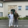 Die Mediziner Harald Scheicher und sein Sohn Nils Winberg stehen vor der Ordination in Völkermarkt | Harald Scheicher und sein Sohn Nils Winberg vor der Praxis in Völkermarkt