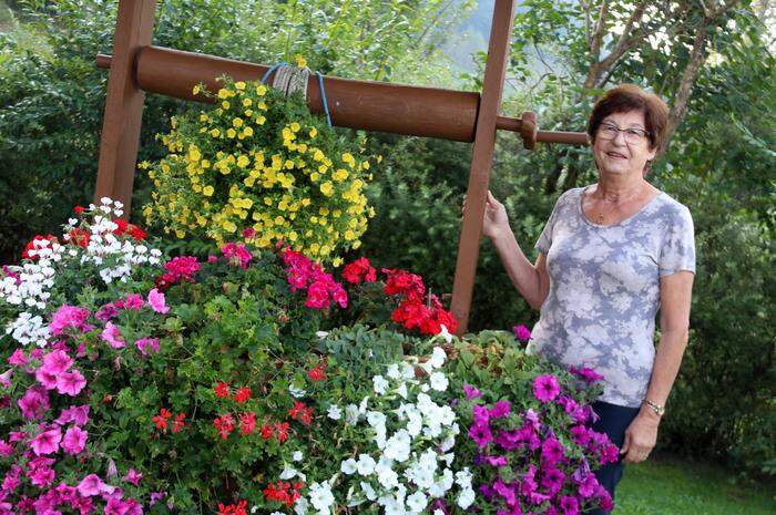 Maria Groinig inmitten ihrer Blumenpracht 