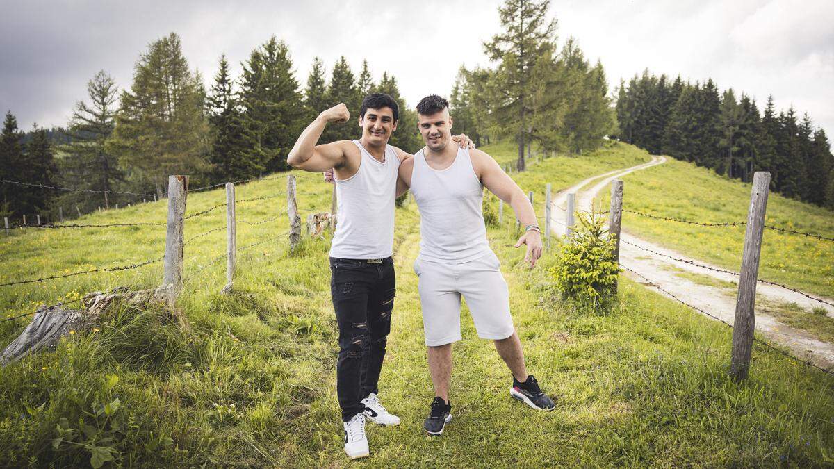 Die „Tinderreisen”-Stars Sayed und Kevin sind bei „Forsthaus Rampensau“ zu sehen