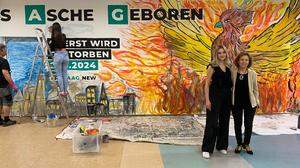 Xenia Wulz und Isolde Hudnik vor dem Kunstprojekt „Aus Asche geboren“, das auch den Abriss thematisiert