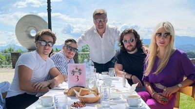 Karl Kräuter mit seinen Kindern Alex, Sebastian, Paul und Nastassja (sitzend, von links)