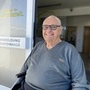 Gojer-Gründer Adolf Gojer sitzt im Rollstuhl vor dem Haupteingang seines Unternehmens | Firmengründer Adolf Gojer wohnt im Firmensitz und hat auch mit 87 Jahren noch alles im Blick