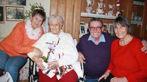 Jubilarin Juliane Rauter mit ihren Kindern Christine (80), Alfred (77) und Juliane (84) (von links) an ihrem 102. Geburtstag, den sie am 6. Februar feierte