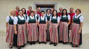 Der Gemischte Chor Edling mit Obfrau Jutta Mischitz (1. Reihe, 3. von links) und Chorleiterin Andrea Landa (1. Reihe, rechts)