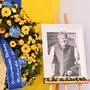Blumenkranz mit Schleife und Bild von Stefan Visotschnig | Der Tod von Langzeitbürgermeister Stefan Visotschnig im Amt traf besonders viele in der Region