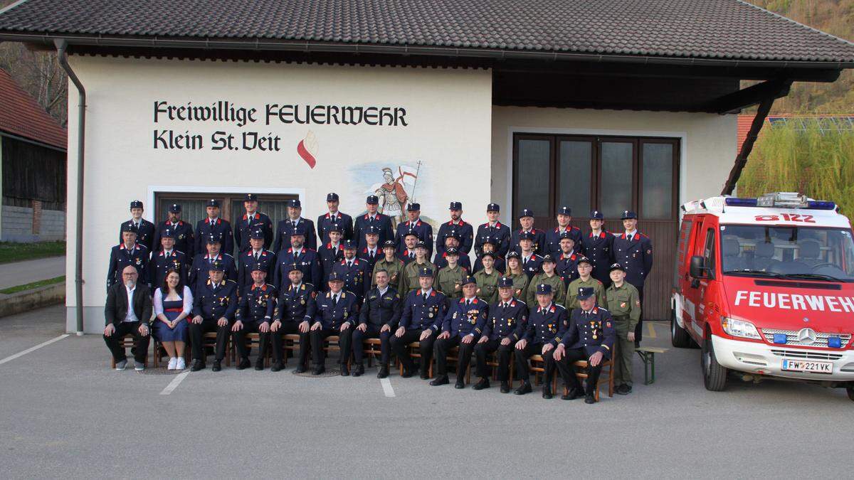 Die Feuerwehrmitglieder vor ihrem Rüsthaus, das demnächst umgebaut wird