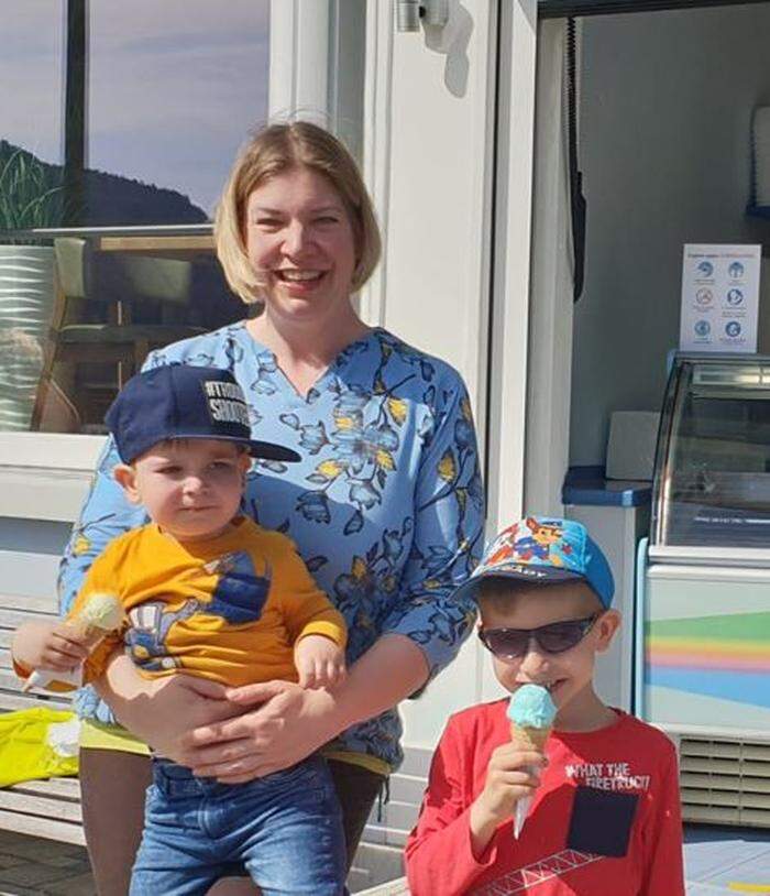 Simone Pressinger mit ihren Kindern Kristof (links) und Nico