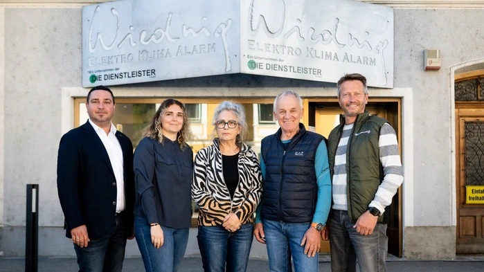 Christian Kassl, Mitarbeiterin Julia Kressnig, Elfriede und Siegfried Wiednig und Geschäftsführer Jörg Petritsch stehen in einer Reihe vor dem Geschäft Elektro Wiednig