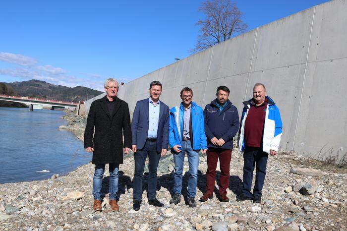 Von links: Bürgermeister Wolfgang Gallant, Landesrat Daniel Fellner, Stephan Schober (Landesregierung Wasserwirtschaft), Erich Zdovc, Johann Gallopp (Firma
Steiner)