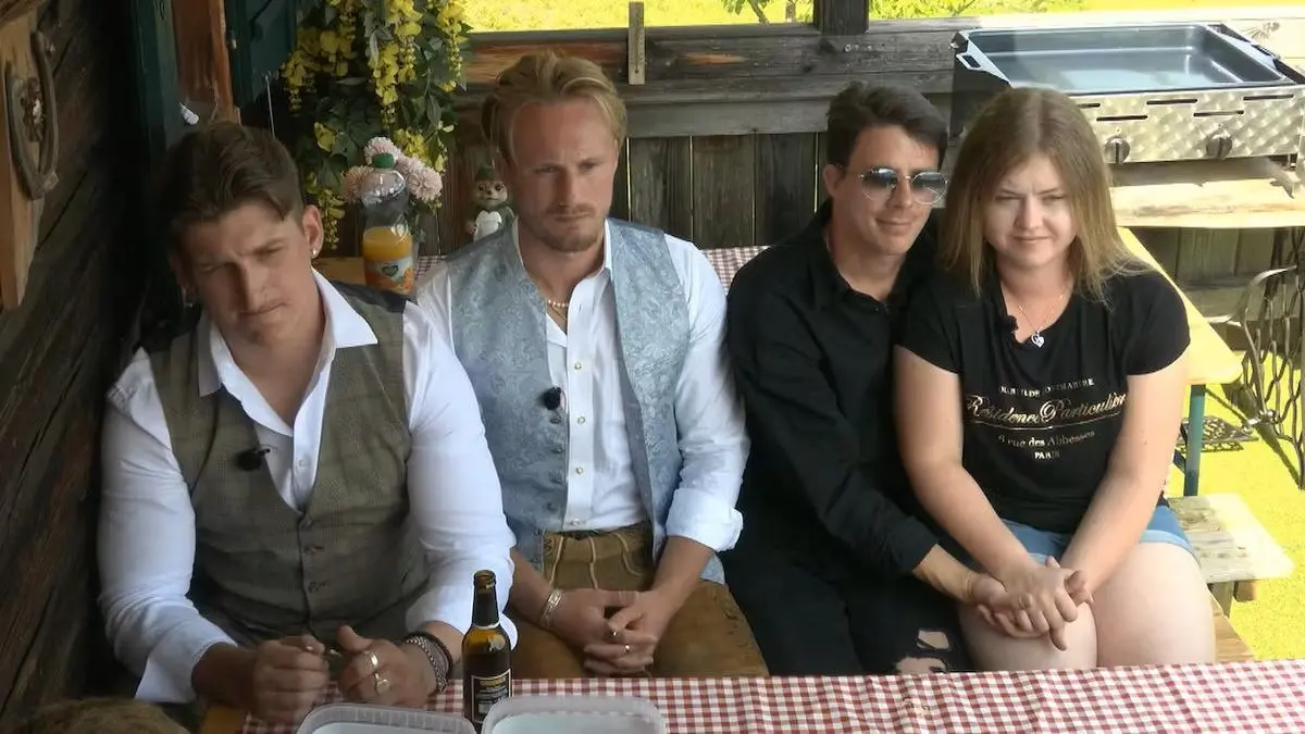 ATV-Bauer Michi und Simone (rechts) mussten das „Forsthaus“ verlassen