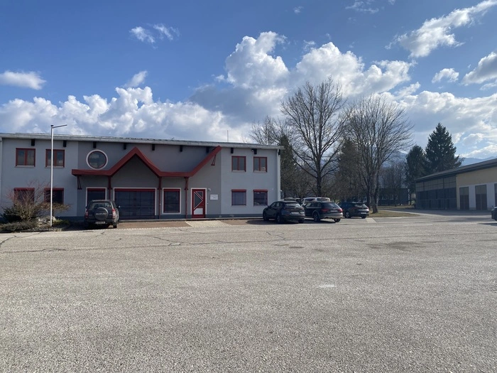 Das Büro- und Produktionsgebäude der Tischlerei Erschen in der Gewerbestraße in Eberndorf, rechts befindet sich eine Lagerhalle