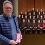 Ehrenchorleiter Franz Hrastnig mit seiner Auszeichnung