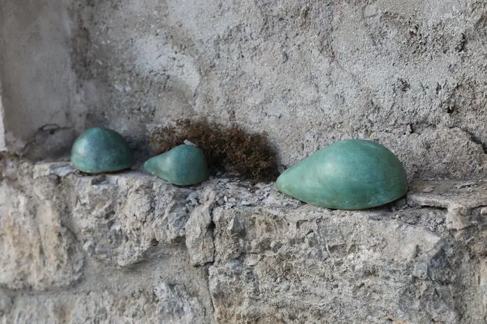 Die Tränen, künstlerisch gestaltet von Albert Mesner, sind Teil des Denkmals, das am 17. Mai in St. Michael enthüllt wird