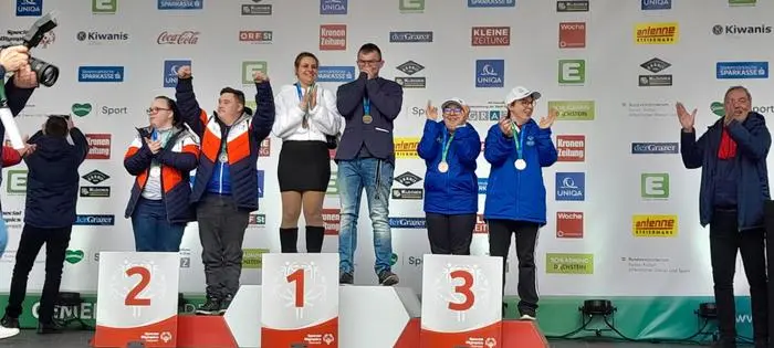 Romana-Kelly (34) und Marina (36) Zablatnik bei der Siegerehrung