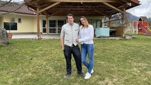 Hermann Zussner und seine Freundin Vanessa Wimmer stehen vor dem Lokal Seestüberl am Sonnegger See