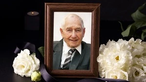 Das Porträt eines alten Herren mit Halbglatze in Anzug und Krawatte