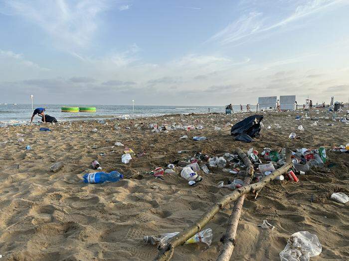 Die Verschmutzung der „Partybereiche“ ist ein großes Problem für Lignano – am Strand dürfte sich daran zwar durch den Plan von Brini nichts ändern, in der Innenstadt jedoch schon