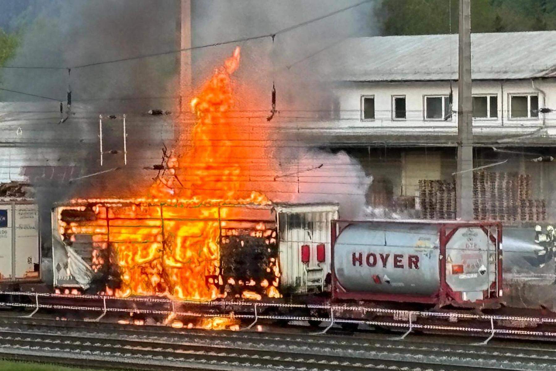 Technischer Defekt: Waggon in Flammen: Großeinsatz auf Bahnhof in Kärnten 