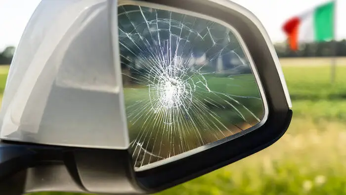 Ein Autospiegel, der zerbrochen wurde