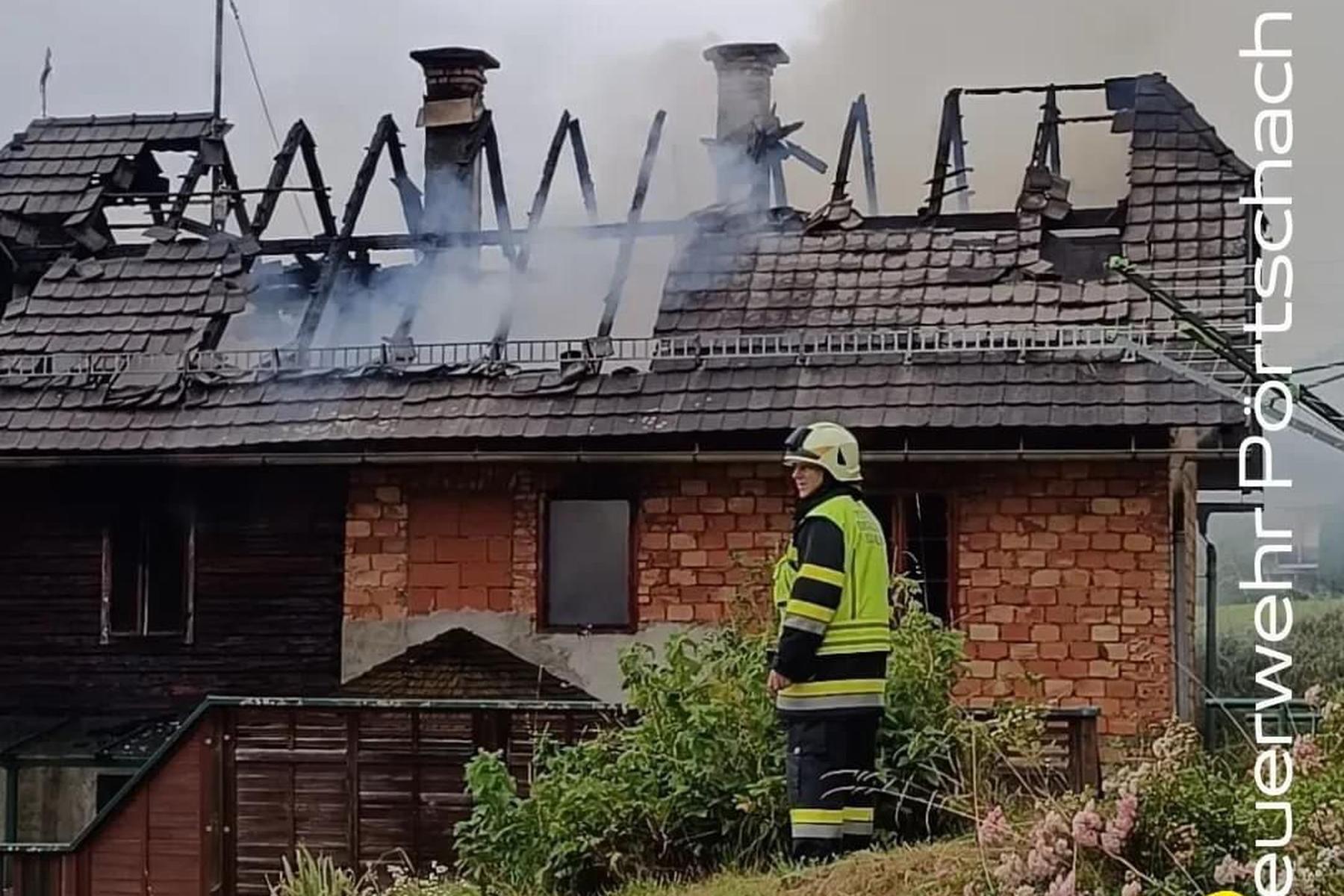 Ganzes Stockwerk zerstört: Elf Feuerwehren kämpften in Kärnten gegen Hausbrand