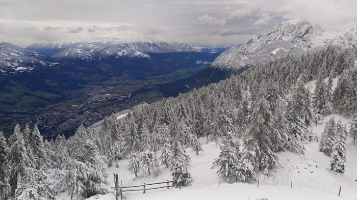 Der Blick von der Hochsteinhütte in Osttirol auf rund 2.000 Meter Höhe zeigt winterliche Verhältnisse