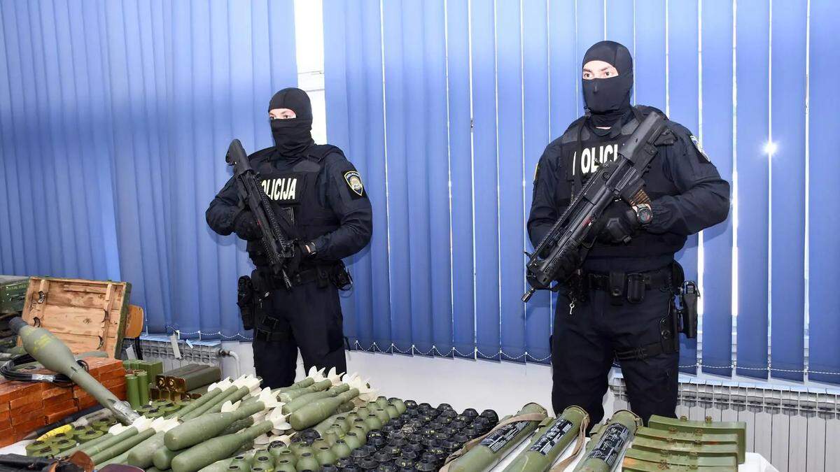 Schockiert zeigen sich viele von den unzähligen Waffen, die von der Polizei in Sisak sichergestellt wurden