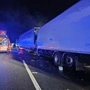 Man sieht einen Lkw und einen Sattelzug sowie Teile derselben auf der Straße liegen, links vorne sieht man ein Fahrzeug der Asfinag | Der Sattelzug prallte auf den Lkw, der aufgrund einer Staubildung auf der Autobahn stand